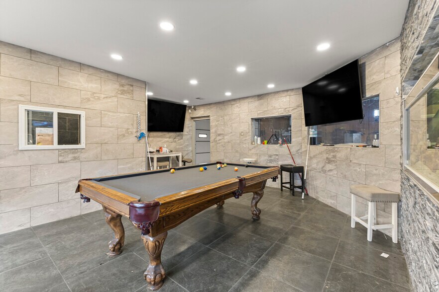 More Photos Of 8301 W Chicago, Detroit Flex For Sale