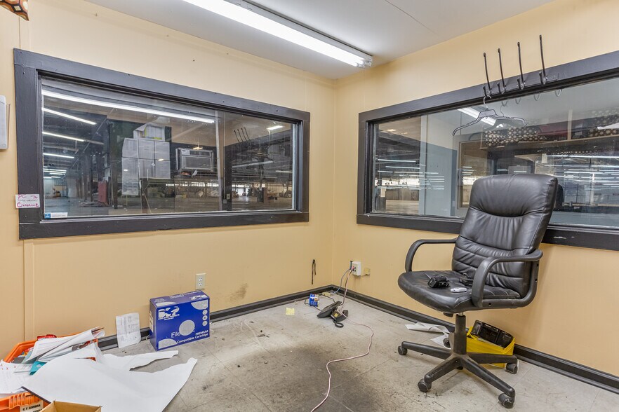 More Photos Of 942 W Park Dr, Selma Warehouse For Lease