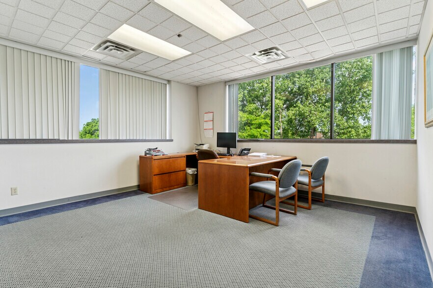 More Photos Of 405 Commerce Ct, Vadnais Heights Manufacturing For Sale