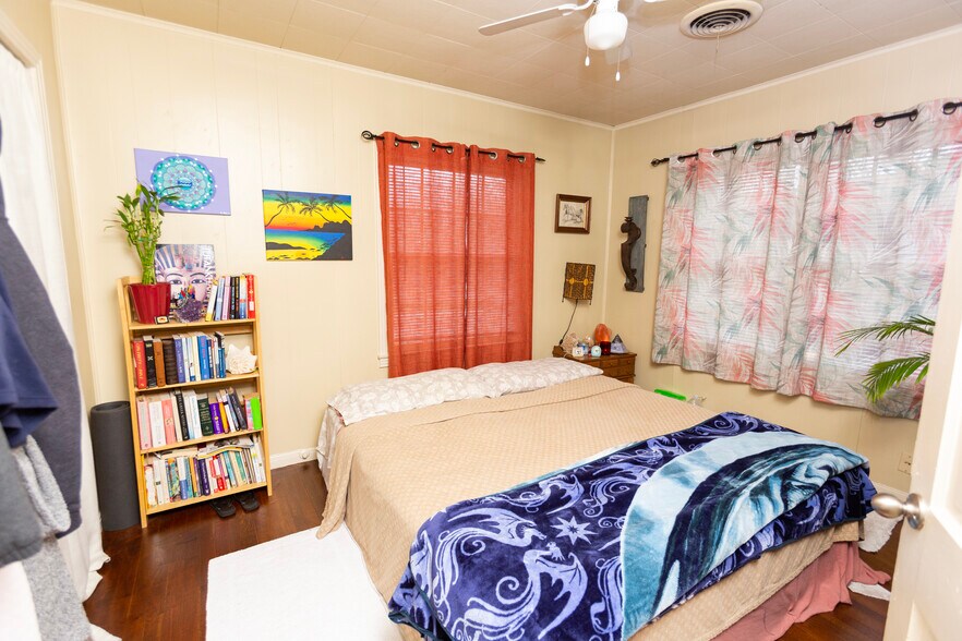 More Photos Of 415 N Main St, Belton General Retail For Sale