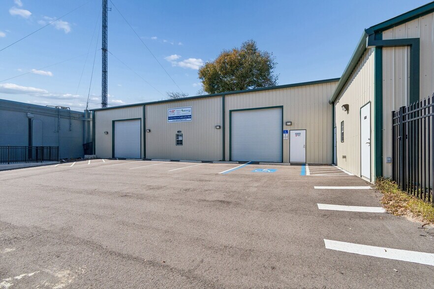More Photos Of 2820 N 34th St, Tampa Warehouse For Lease