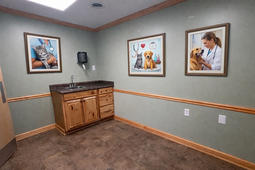 More Photos Of 191 Wallins Corners Rd, Amsterdam Medical For Sale