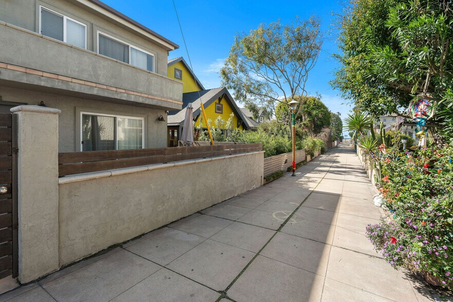 More Photos Of 40 24th pl, Venice Multifamily For Sale
