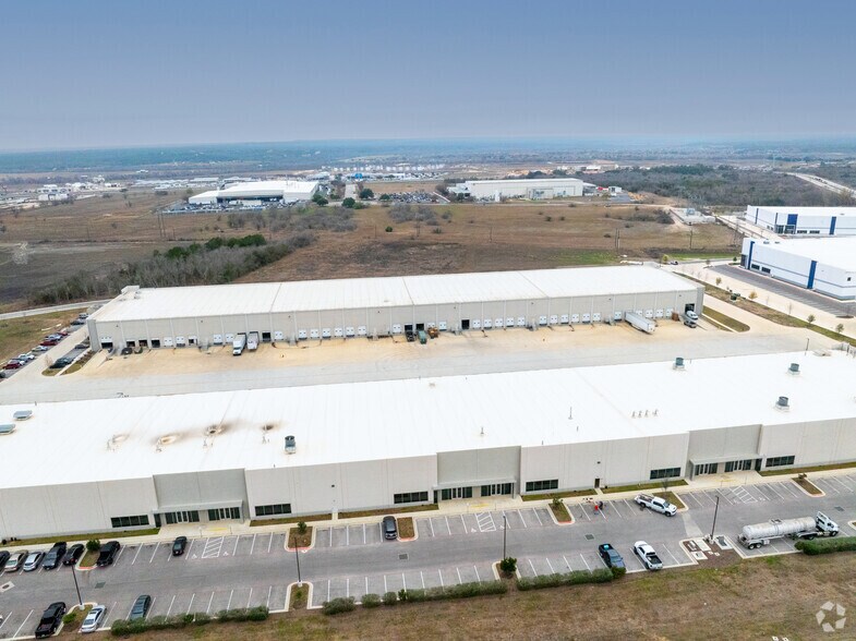 More Photos Of 912 Flustern Rd, San Marcos Distribution For Lease