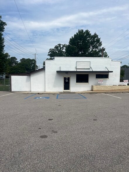 Primary Photo Of 305 Veterans Rd, Columbia Freestanding For Sale