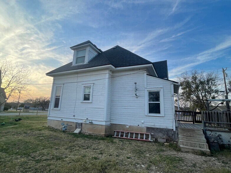 More Photos Of 215 W Main St, Lometa Specialty For Sale