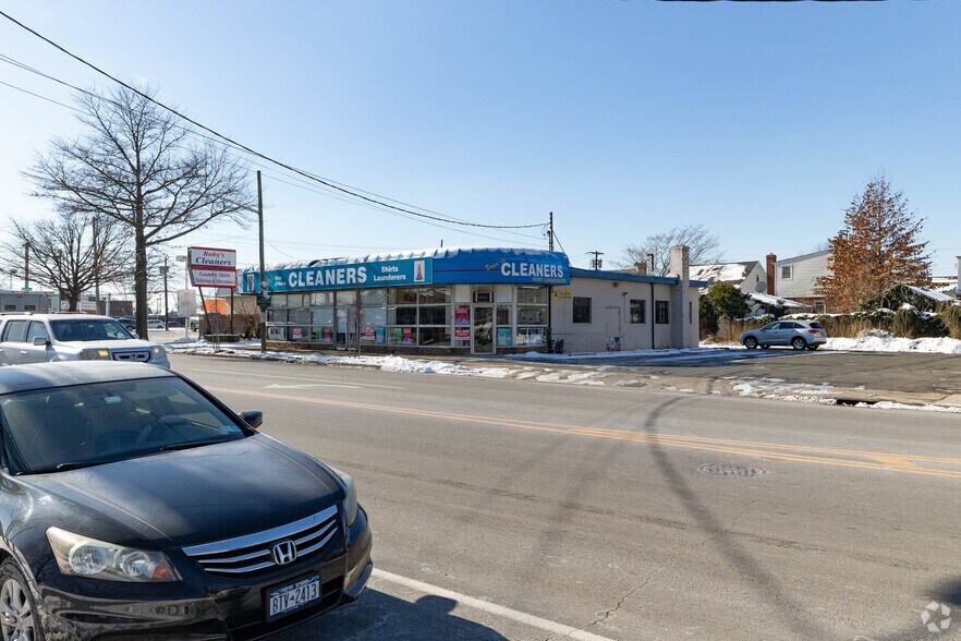 More Photos Of 25 Nassau Blvd, West Hempstead Freestanding For Sale