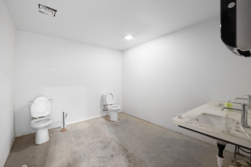 More Photos Of 205 N Park Ave, Pomona Warehouse For Lease