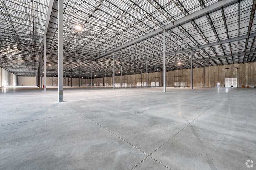 More Photos Of 18300 Snow Rd, Brook Park Warehouse For Lease