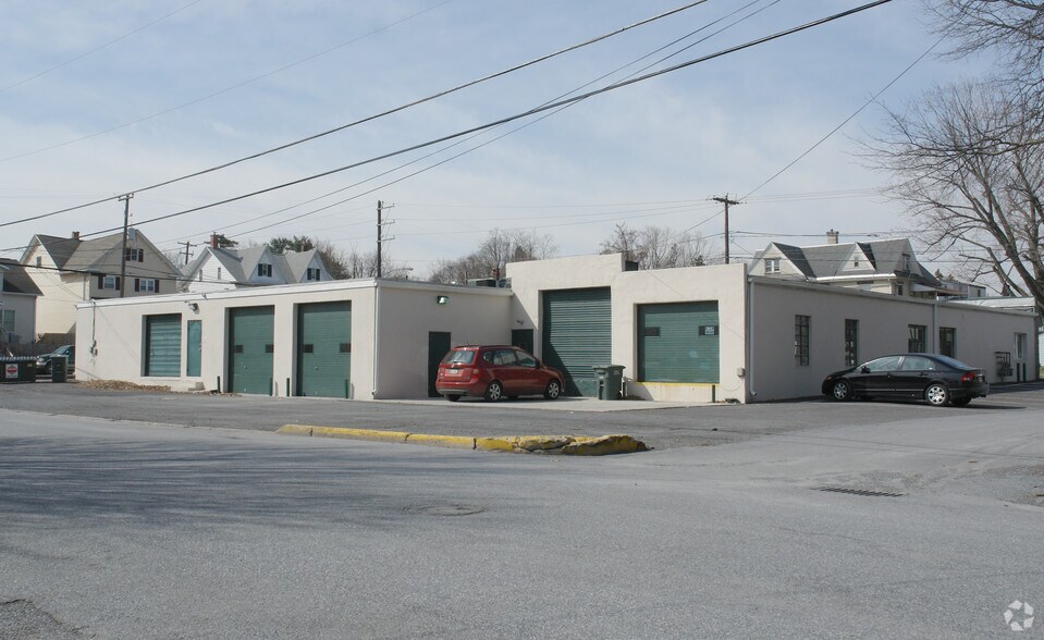 More Photos Of 4305 N 6th St, Harrisburg Showroom For Lease