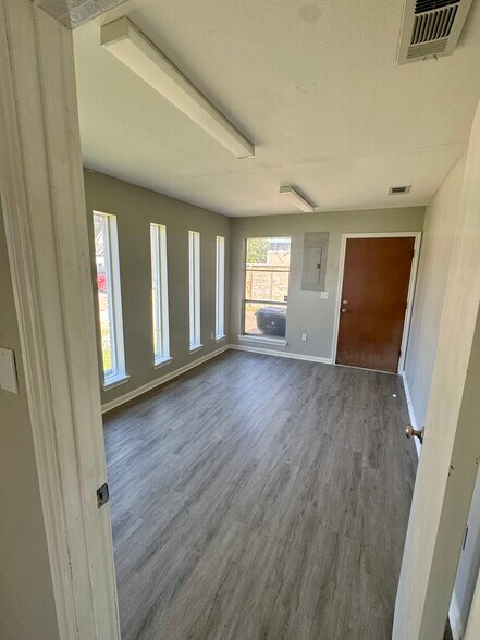 More Photos Of 414 W House St, Alvin Medical For Lease