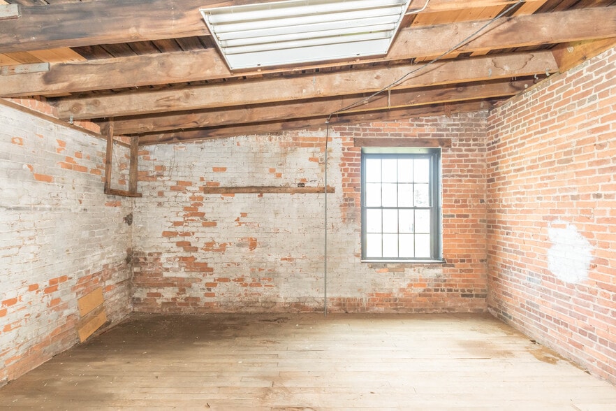 More Photos Of 1340 W Main St, Wytheville Loft Creative Space For Sale