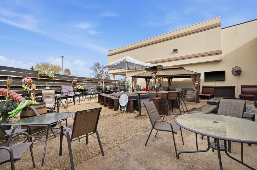 More Photos Of 1921 Victory Blvd, Portsmouth Unknown For Lease