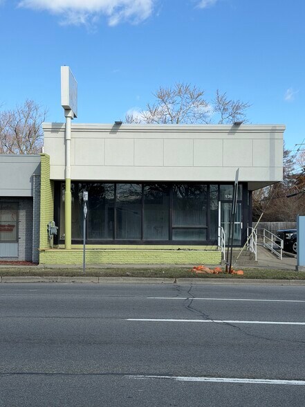 More Photos Of 13630 W Eight Mile Rd, Oak Park Freestanding For Sale