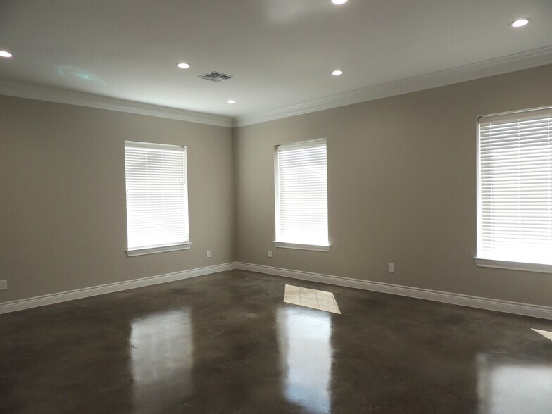 More Photos Of 1904 Longmire Rd, Conroe Unknown For Lease