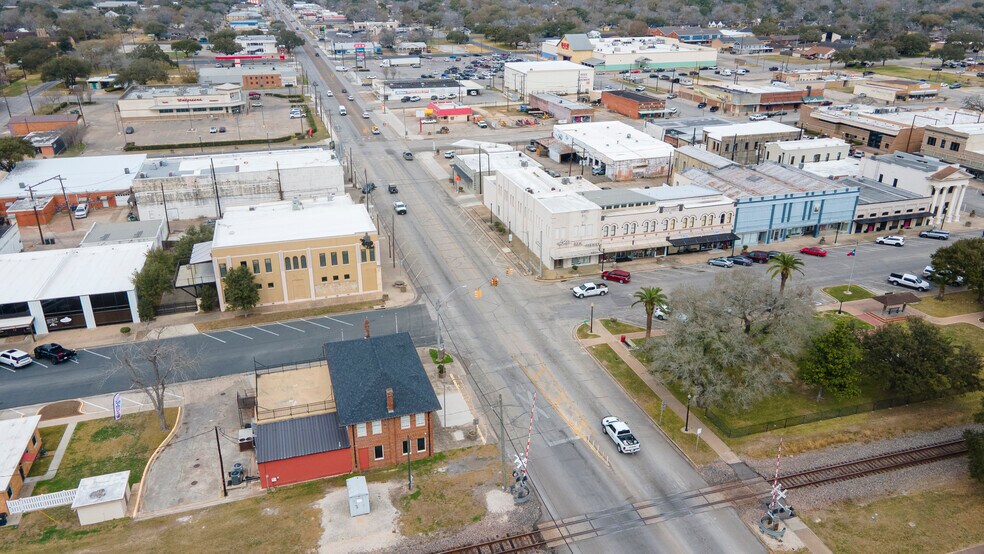 More Photos Of 1 N Mechanic St, El Campo Office For Sale