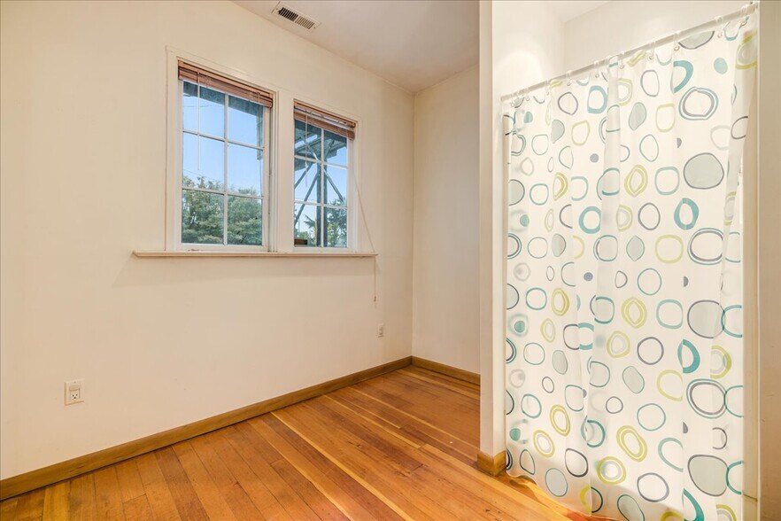 More Photos Of 5827 SE 91st Ave, Portland Medical For Sale