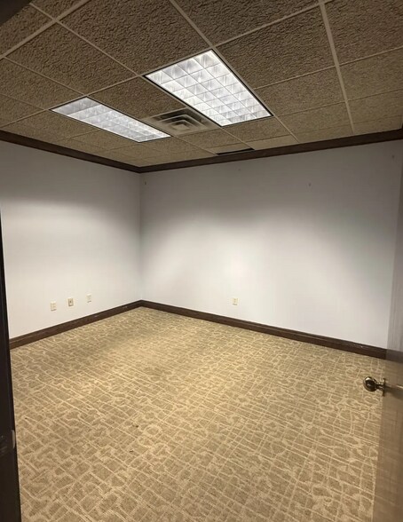 More Photos Of 223 E Spring St, New Albany Bank For Lease