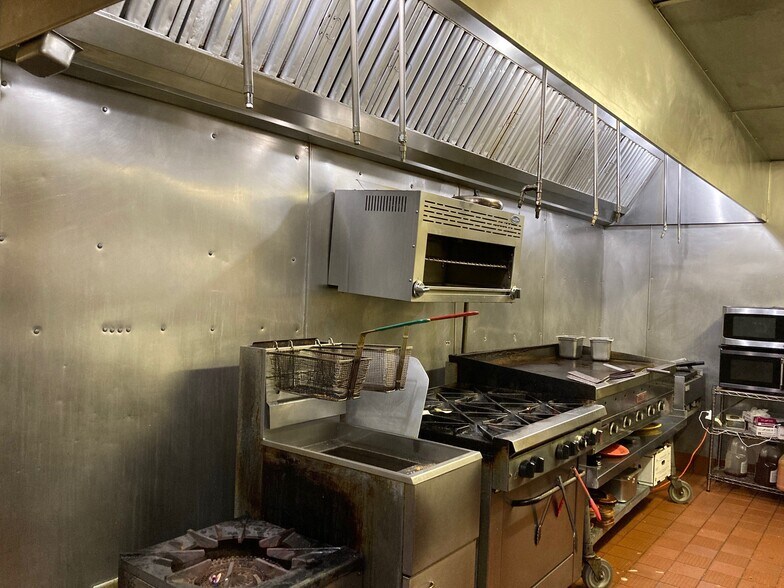 More Photos Of 516 Plaza Dr, Marshall Freestanding For Lease