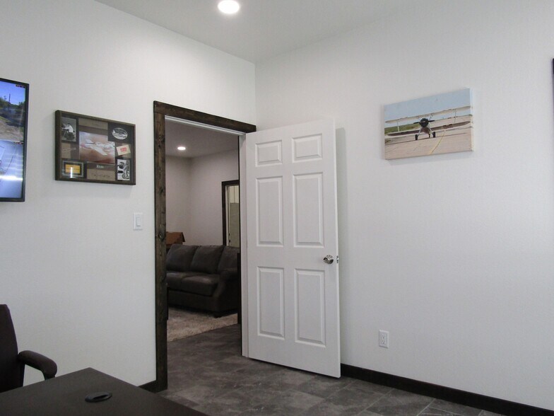 More Photos Of 1324 N Main St, Paris Office For Sale