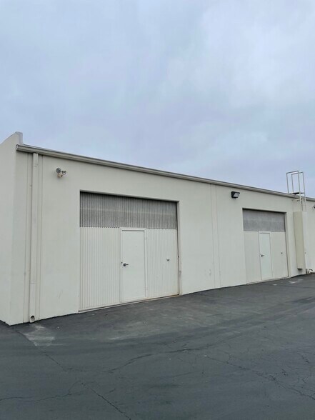 More Photos Of 2110-2116 S Wright St, Santa Ana Warehouse For Lease