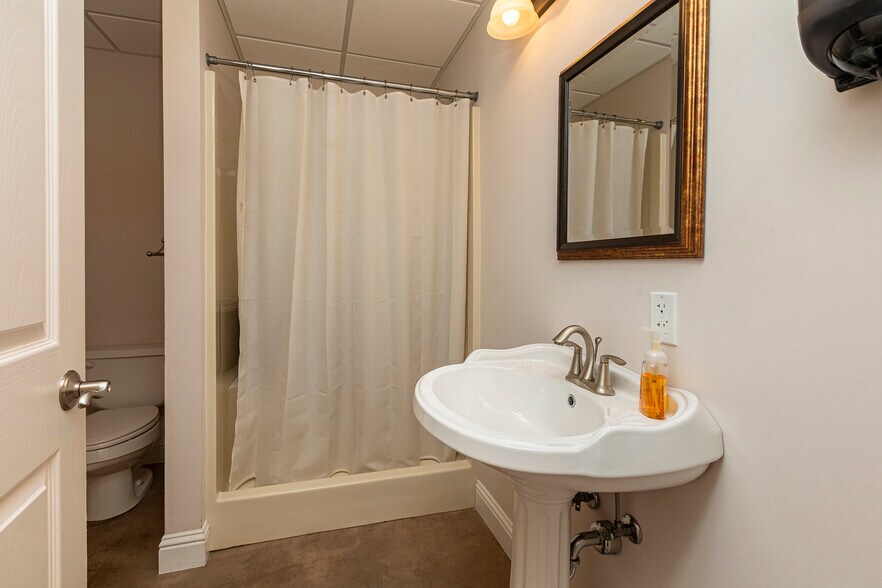 More Photos Of 2801 17th St, Marion Medical For Sale