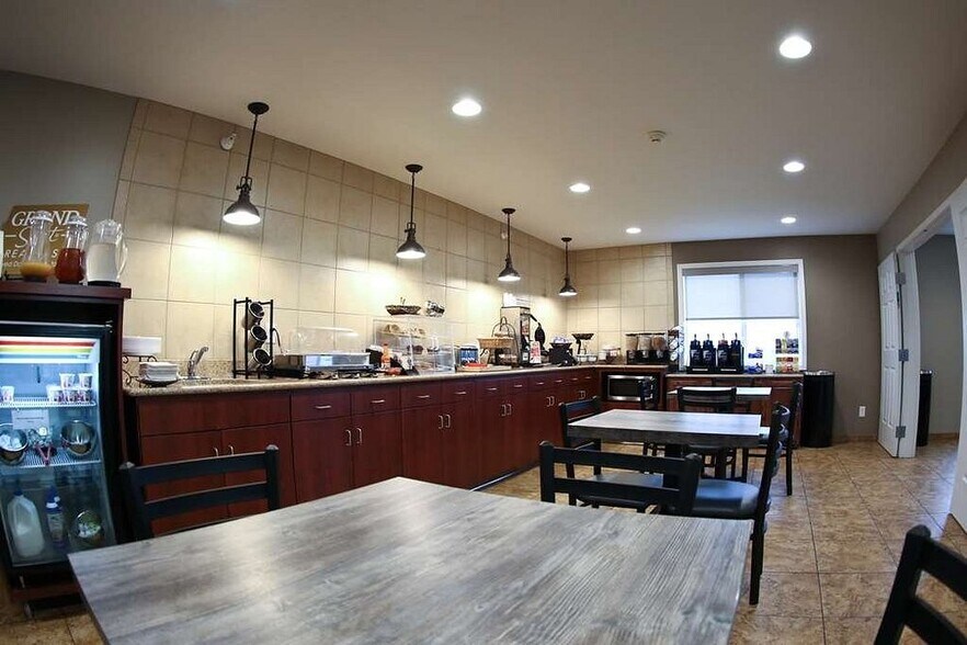 More Photos Of 231 Market Dr, Perham Hotel For Sale