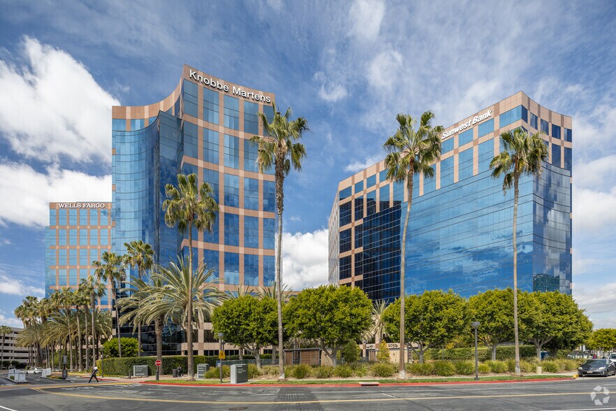 More Photos Of 2040 Main St, Irvine Unknown For Lease