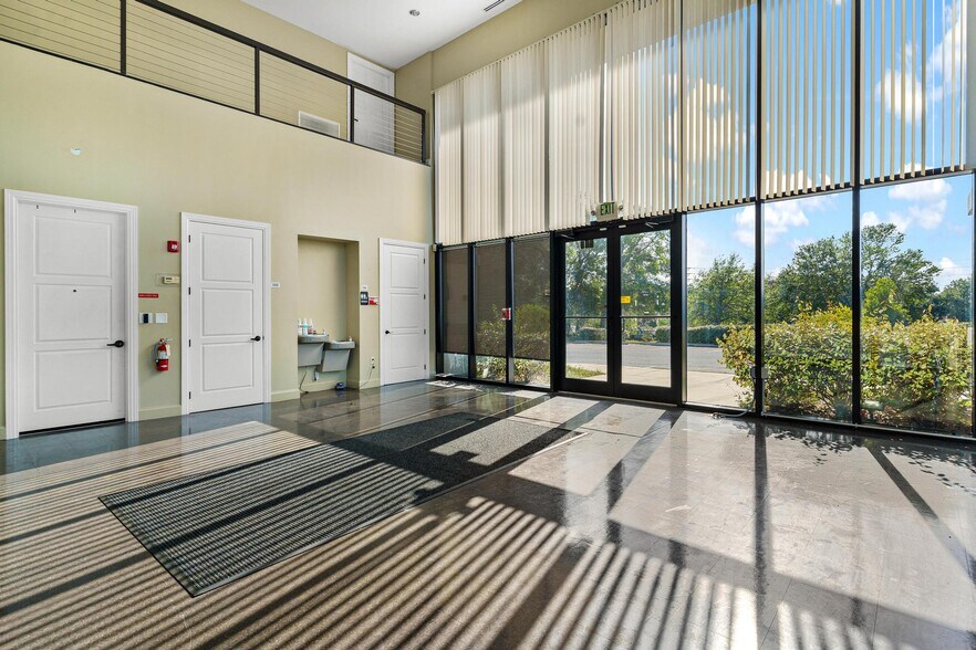 More Photos Of 1904 Thomas Ave, Leesburg Office For Sale