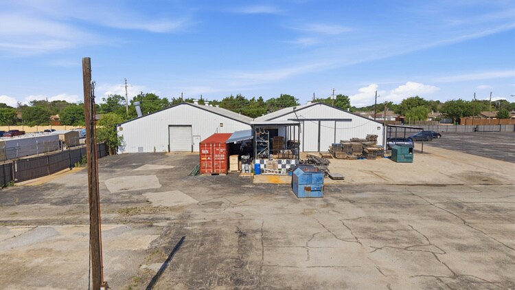 More Photos Of 1824 N 1st St, Garland Warehouse For Lease