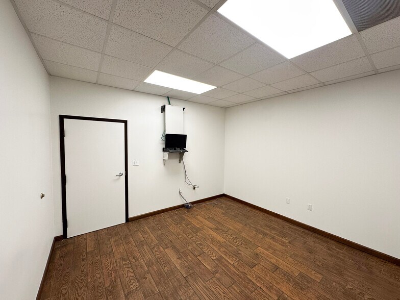 More Photos Of 209 Industrial Park Dr, Cumming Warehouse For Lease