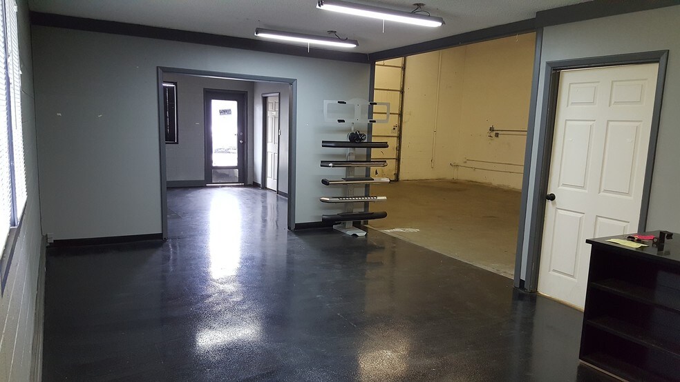 More Photos Of 200-202 E 37th St, Garden City Light Manufacturing For Lease