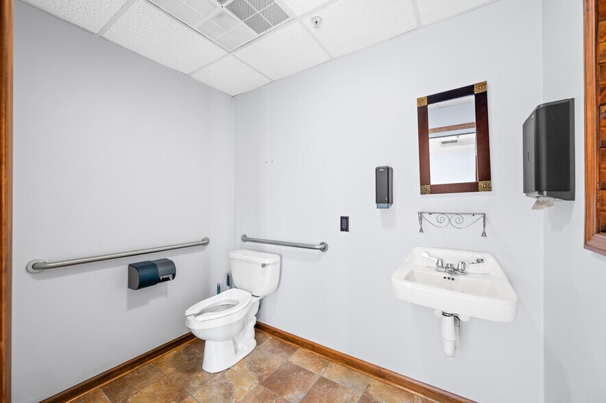 More Photos Of 1441 Central Ave, Columbus Auto Repair For Lease