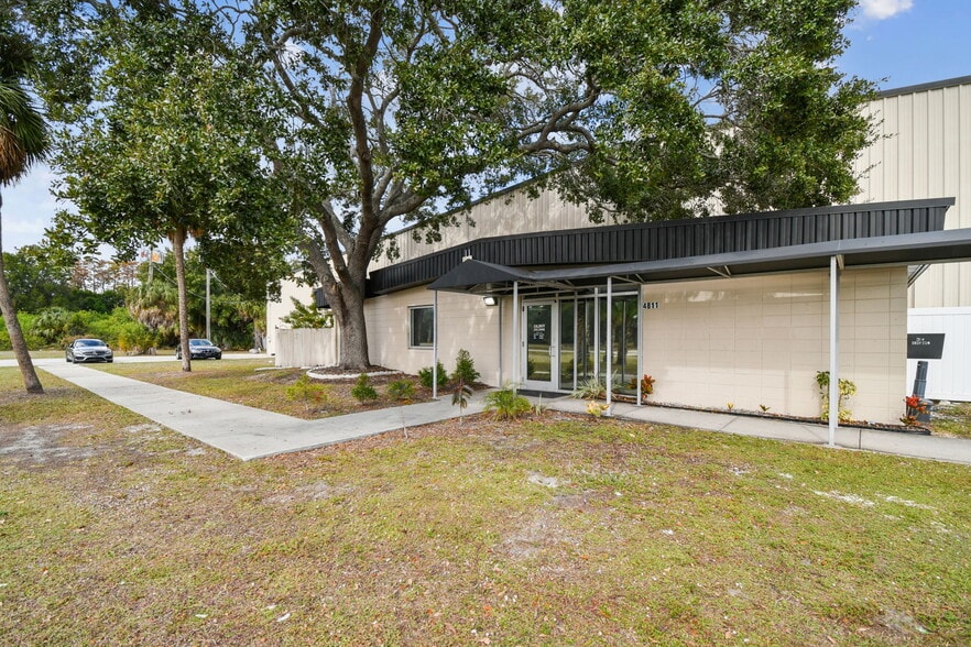 More Photos Of 4811 W Sligh Ave, Tampa Warehouse For Sale