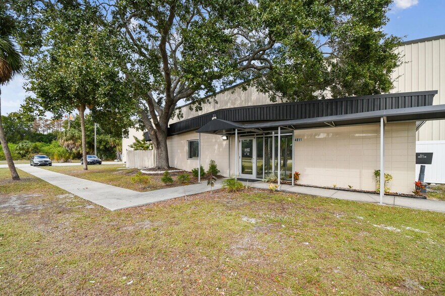 More Photos Of 4811 W Sligh Ave, Tampa Warehouse For Lease