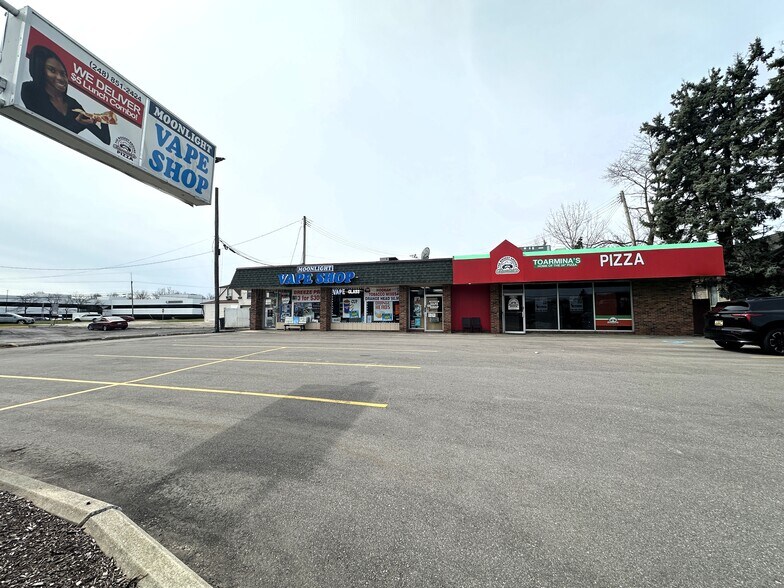 More Photos Of 31779-31799 Middlebelt Rd, Farmington Hills Restaurant For Lease
