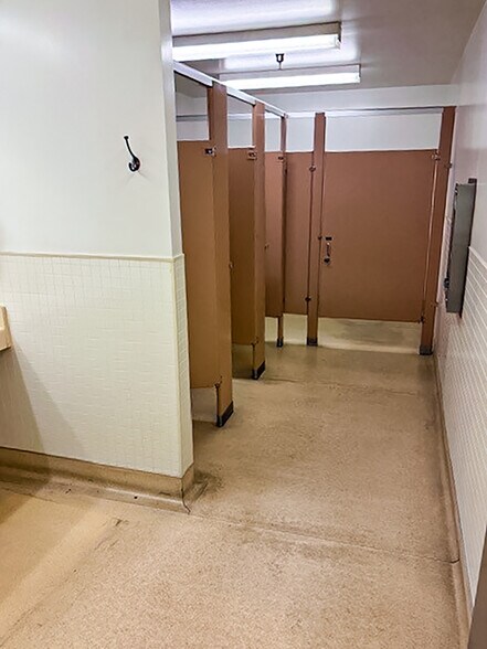 More Photos Of 5828 Smithway St, Commerce Warehouse For Lease