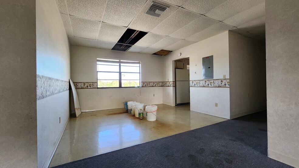 More Photos Of 1108 Commercial Way, Spring Hill Freestanding For Lease