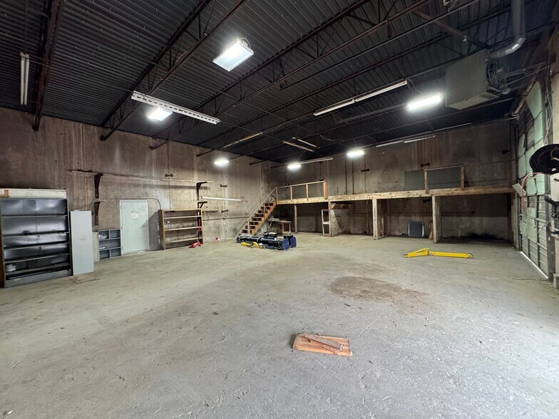 More Photos Of 400 E Jackson St, Broken Arrow Warehouse For Lease