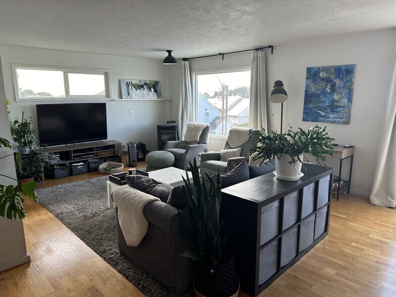More Photos Of 640 Highway 101 N, Yachats Hotel For Sale