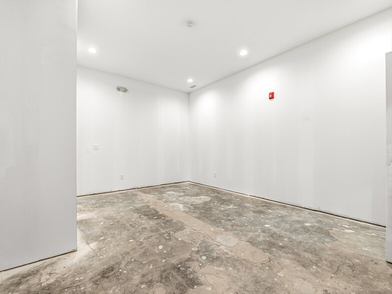 More Photos Of 5 Biltmore Plz, Asheville Storefront For Lease