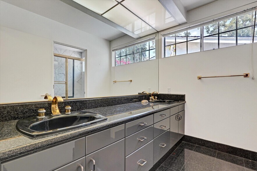 More Photos Of 4623 Hayvenhurst Ave, Encino Apartments For Sale