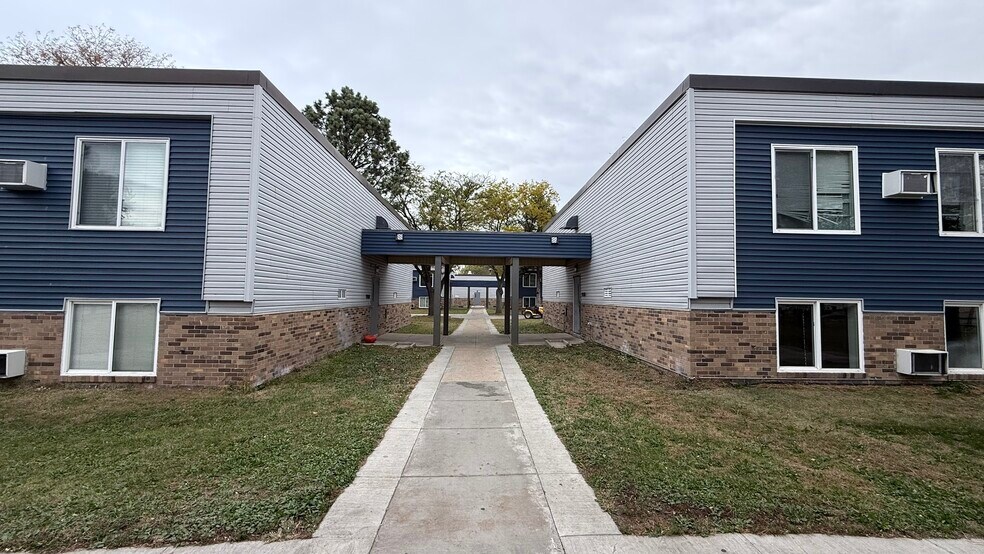 More Photos Of 1940-1990 Wisconsin SW, Huron Apartments For Sale