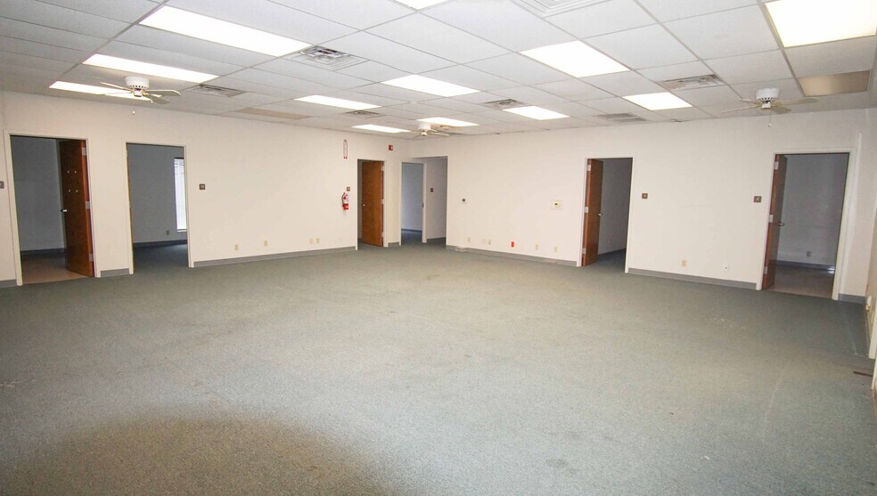 More Photos Of 1800 S Washington St, Beeville Office For Sale