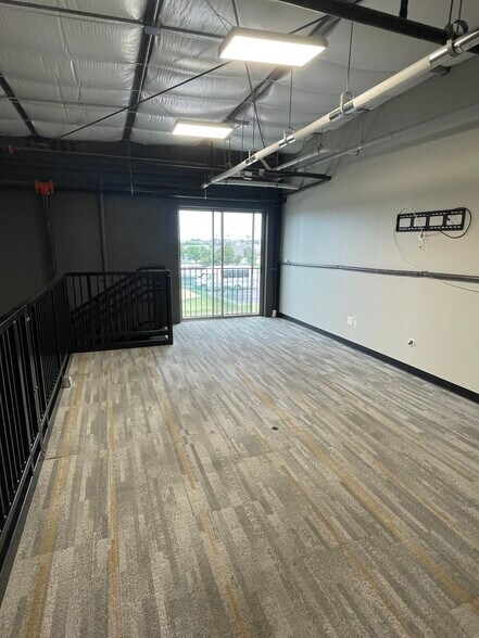 More Photos Of 2100 Double Creek Dr, Round Rock Showroom For Sale