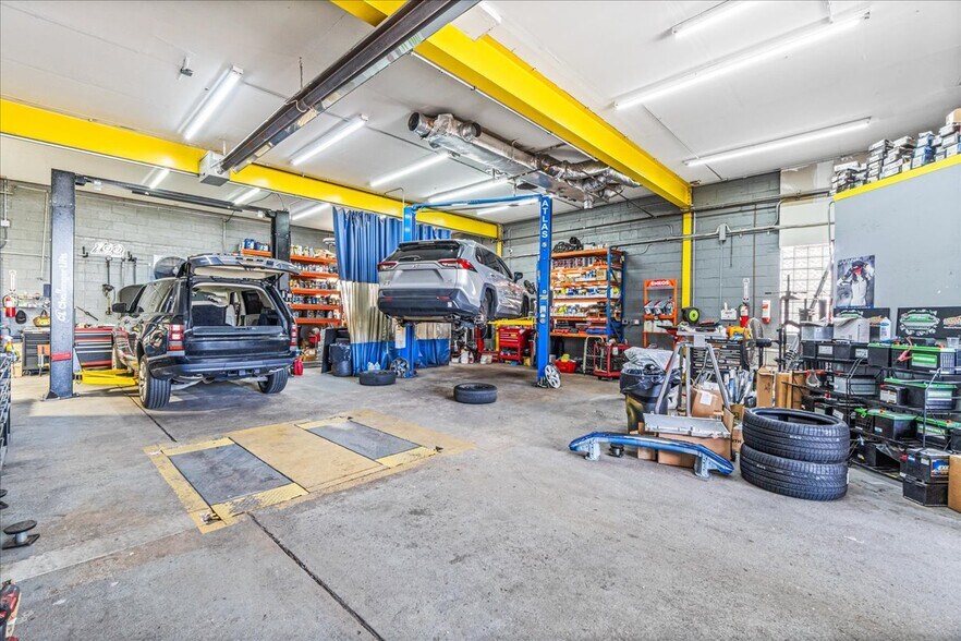 More Photos Of 15 Windsor Ct, Mineola Warehouse For Sale