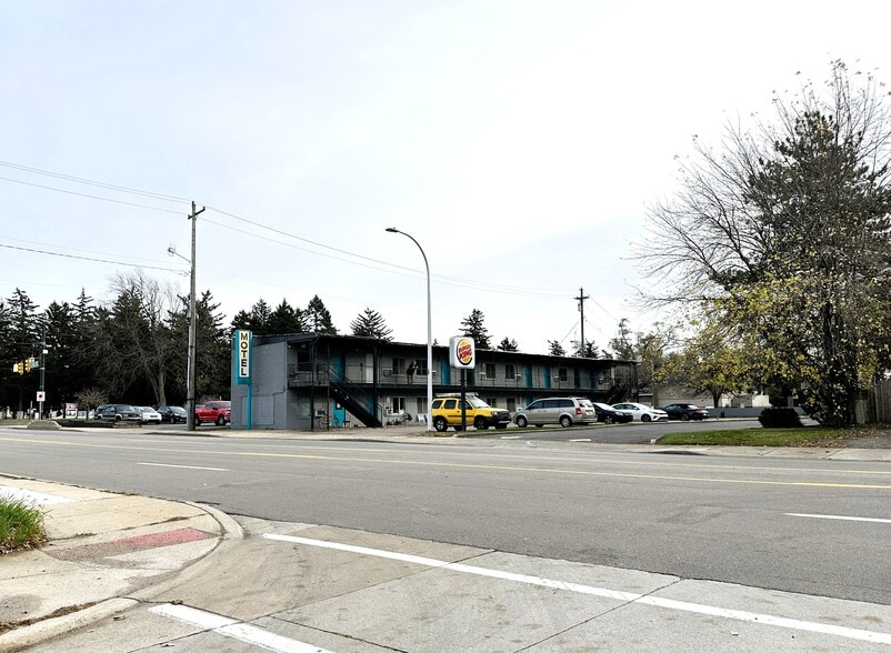 More Photos Of 111 W 12 Mile Rd, Royal Oak Hotel For Sale