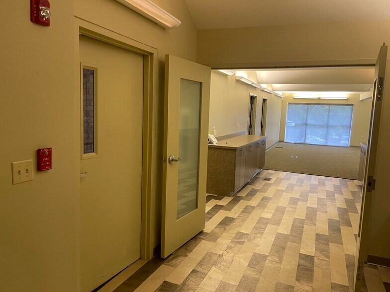 More Photos Of 2181 Victory Pky, Cincinnati Unknown For Lease