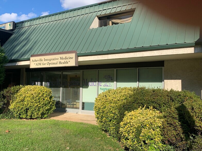 More Photos Of 830 Hendersonville Rd, Asheville General Retail For Lease