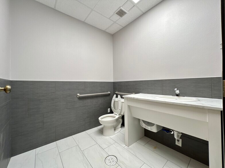 More Photos Of 4201 N Interstate 35, Denton Office For Lease